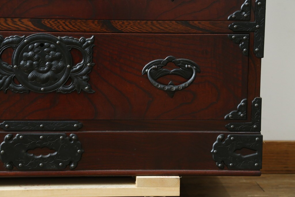 中古　美品　岩谷堂箪笥　桜木作(桜木家具店)　欅(ケヤキ)材　本漆塗り　チェスト90　重厚な南部鉄器金具の衣装箪笥　(R-087476)