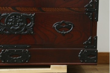 中古　美品　岩谷堂箪笥　桜木作(桜木家具店)　欅(ケヤキ)材　本漆塗り　チェスト90　重厚な南部鉄器金具の衣装箪笥　(R-087476)