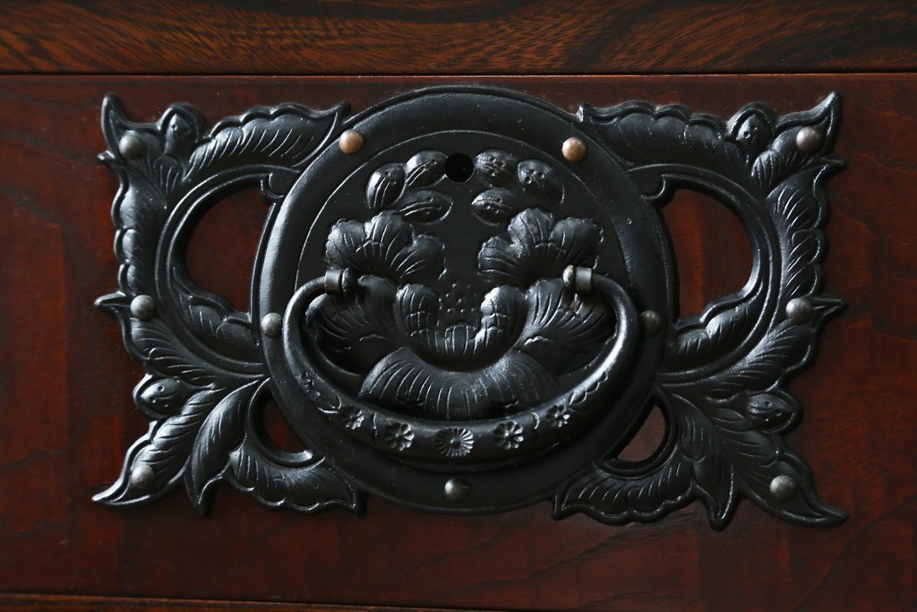 中古　美品　岩谷堂箪笥　桜木作(桜木家具店)　欅(ケヤキ)材　本漆塗り　チェスト90　重厚な南部鉄器金具の衣装箪笥　(R-087476)