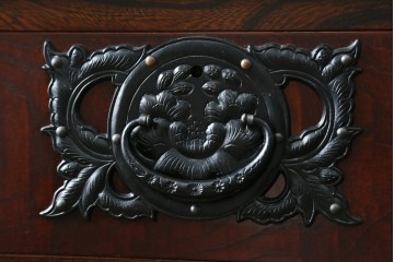 中古　美品　岩谷堂箪笥　桜木作(桜木家具店)　欅(ケヤキ)材　本漆塗り　チェスト90　重厚な南部鉄器金具の衣装箪笥　(R-087476)