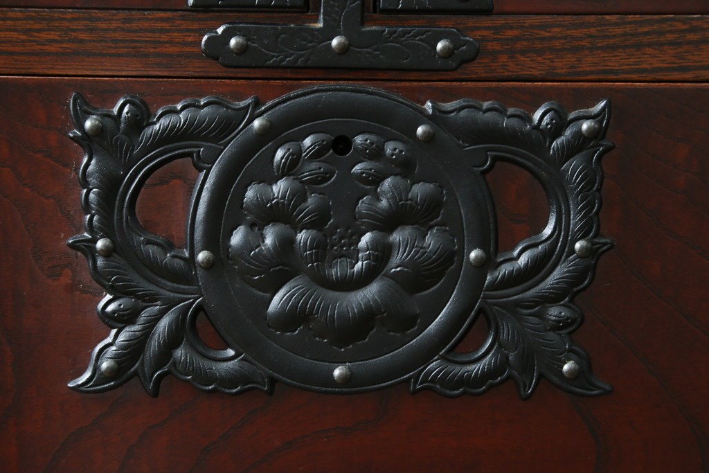 中古　美品　岩谷堂箪笥　桜木作(桜木家具店)　欅(ケヤキ)材　本漆塗り　チェスト90　重厚な南部鉄器金具の衣装箪笥　(R-087476)