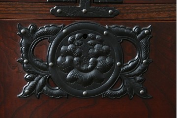 中古　美品　岩谷堂箪笥　桜木作(桜木家具店)　欅(ケヤキ)材　本漆塗り　チェスト90　重厚な南部鉄器金具の衣装箪笥　(R-087476)