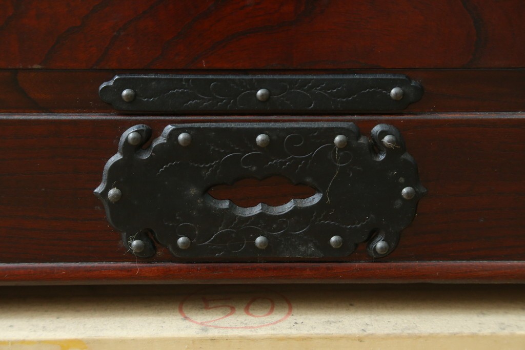 中古　美品　岩谷堂箪笥　桜木作(桜木家具店)　欅(ケヤキ)材　本漆塗り　チェスト90　重厚な南部鉄器金具の衣装箪笥　(R-087476)