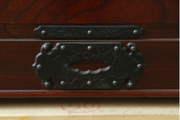 中古　美品　岩谷堂箪笥　桜木作(桜木家具店)　欅(ケヤキ)材　本漆塗り　チェスト90　重厚な南部鉄器金具の衣装箪笥　(R-087476)