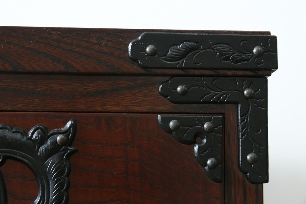 中古　美品　岩谷堂箪笥　桜木作(桜木家具店)　欅(ケヤキ)材　本漆塗り　チェスト90　重厚な南部鉄器金具の衣装箪笥　(R-087476)