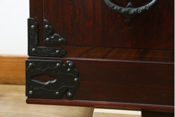 中古　美品　岩谷堂箪笥　桜木作(桜木家具店)　欅(ケヤキ)材　本漆塗り　チェスト90　重厚な南部鉄器金具の衣装箪笥　(R-087476)