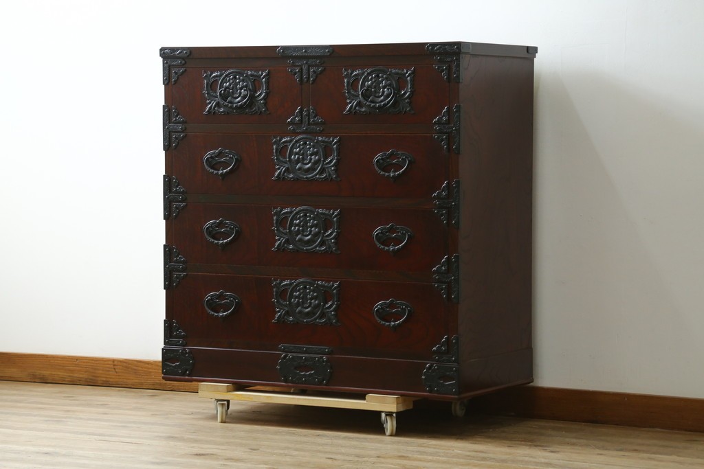 中古　美品　岩谷堂箪笥　桜木作(桜木家具店)　欅(ケヤキ)材　本漆塗り　チェスト90　重厚な南部鉄器金具の衣装箪笥　(R-087476)