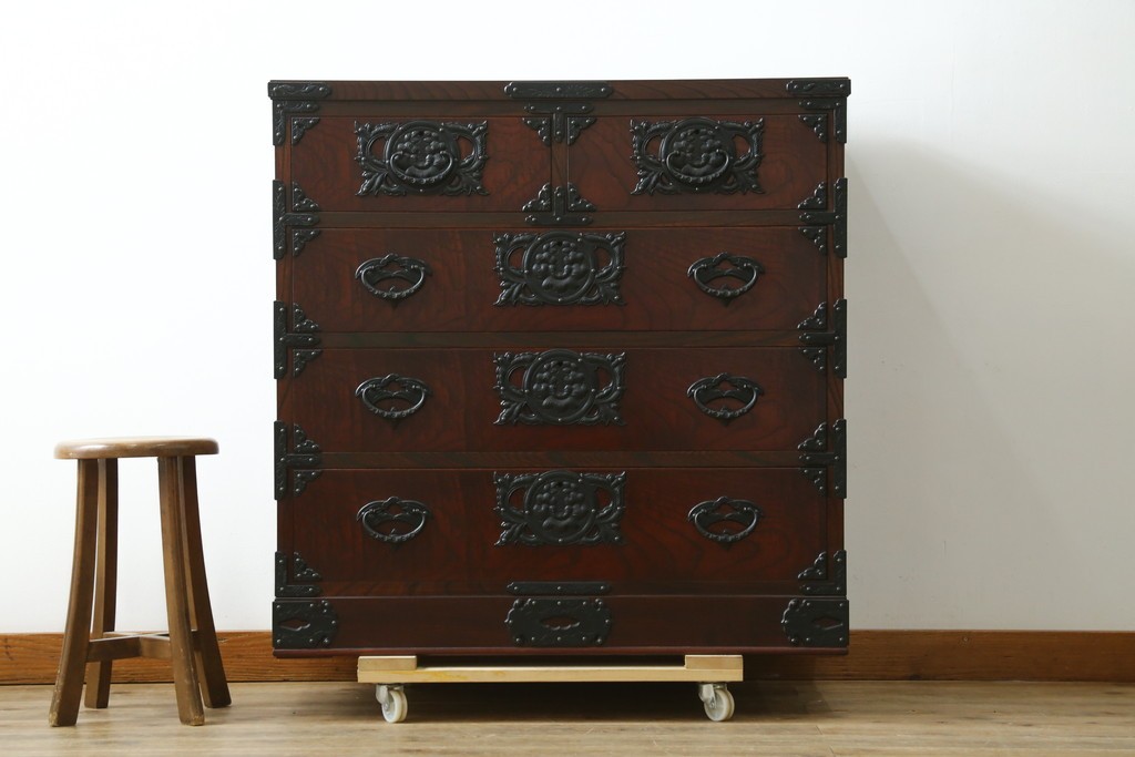 中古　美品　岩谷堂箪笥　桜木作(桜木家具店)　欅(ケヤキ)材　本漆塗り　チェスト90　重厚な南部鉄器金具の衣装箪笥　(R-087476)