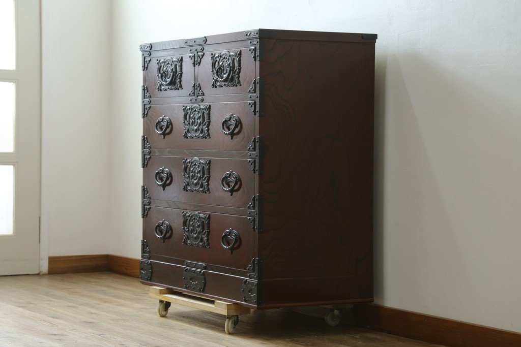中古　美品　岩谷堂箪笥　桜木作(桜木家具店)　欅(ケヤキ)材　本漆塗り　チェスト90　重厚な南部鉄器金具の衣装箪笥　(R-087476)