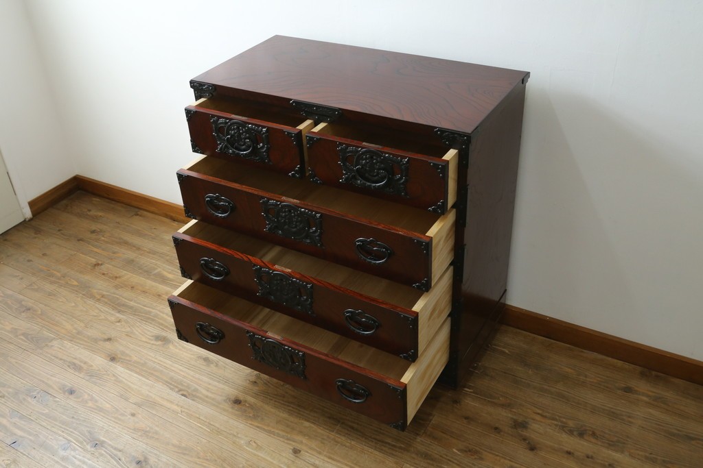 中古　美品　岩谷堂箪笥　桜木作(桜木家具店)　欅(ケヤキ)材　本漆塗り　チェスト90　重厚な南部鉄器金具の衣装箪笥　(R-087476)