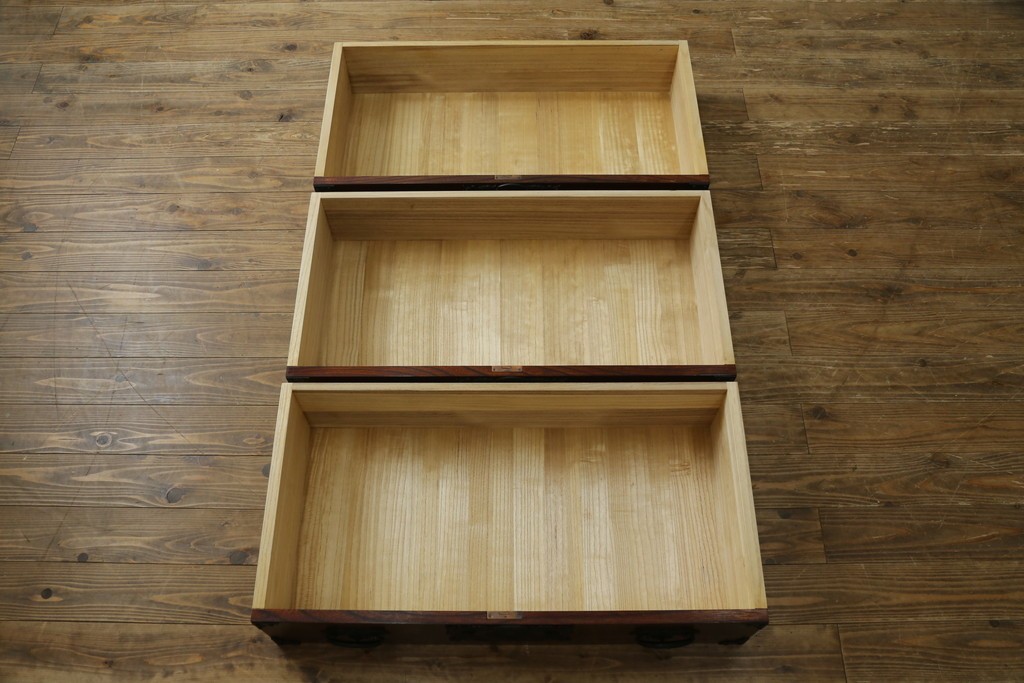 中古　美品　岩谷堂箪笥　桜木作(桜木家具店)　欅(ケヤキ)材　本漆塗り　チェスト90　重厚な南部鉄器金具の衣装箪笥　(R-087476)