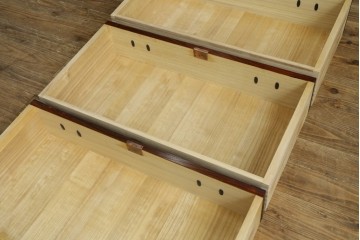 中古　美品　岩谷堂箪笥　桜木作(桜木家具店)　欅(ケヤキ)材　本漆塗り　チェスト90　重厚な南部鉄器金具の衣装箪笥　(R-087476)