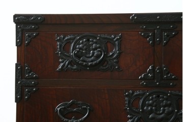 中古　美品　岩谷堂箪笥　桜木作(桜木家具店)　欅(ケヤキ)材　本漆塗り　チェスト90　重厚な南部鉄器金具の衣装箪笥　(R-087476)