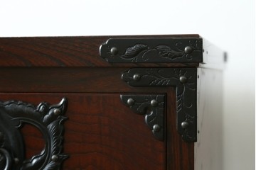 中古　美品　岩谷堂箪笥　桜木作(桜木家具店)　欅(ケヤキ)材　本漆塗り　チェスト90　重厚な南部鉄器金具の衣装箪笥　(R-087476)