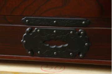 中古　美品　岩谷堂箪笥　桜木作(桜木家具店)　欅(ケヤキ)材　本漆塗り　チェスト90　重厚な南部鉄器金具の衣装箪笥　(R-087476)
