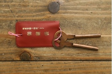 中古　美品　岩谷堂箪笥　桜木作(桜木家具店)　欅(ケヤキ)材　本漆塗り　チェスト90　重厚な南部鉄器金具の衣装箪笥　(R-087476)