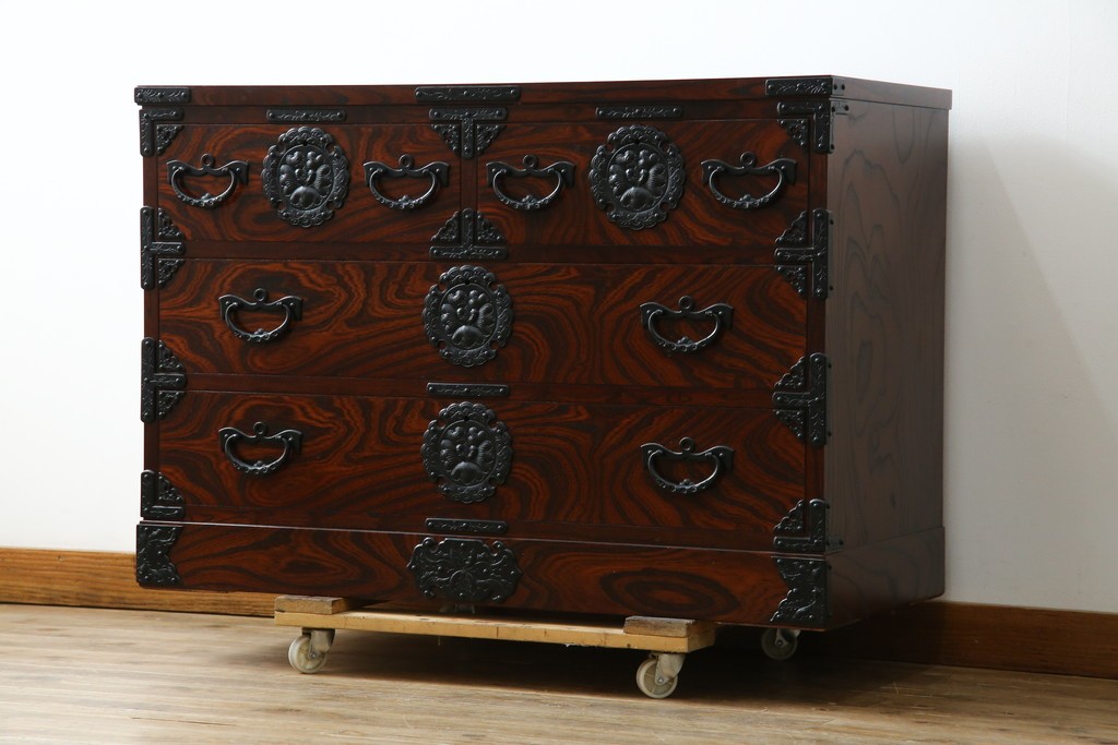 中古　超美品　岩谷堂箪笥　欅(ケヤキ)材　漆塗り　うねる木目が美しい牡丹紋金具の衣装箪笥　(R-087477)