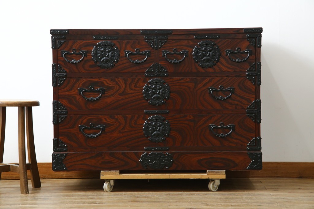 中古　超美品　岩谷堂箪笥　欅(ケヤキ)材　漆塗り　うねる木目が美しい牡丹紋金具の衣装箪笥　(R-087477)