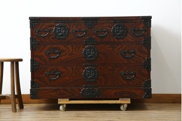 中古　超美品　岩谷堂箪笥　欅(ケヤキ)材　漆塗り　うねる木目が美しい牡丹紋金具の衣装箪笥　(R-087477)