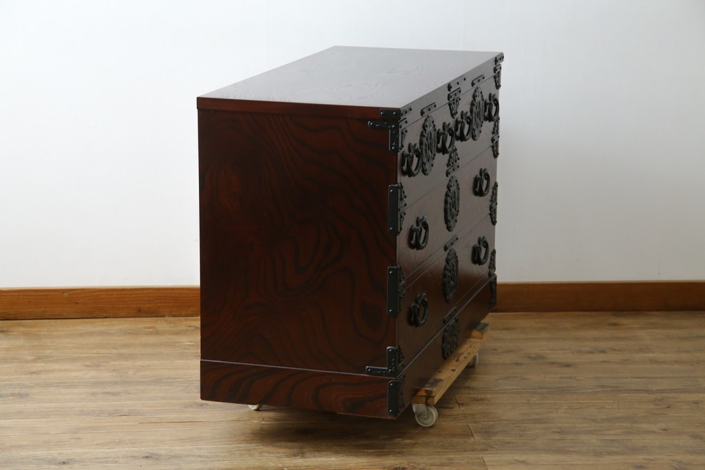 中古　超美品　岩谷堂箪笥　欅(ケヤキ)材　漆塗り　うねる木目が美しい牡丹紋金具の衣装箪笥　(R-087477)