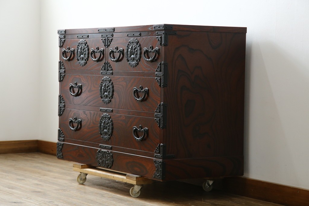 中古　超美品　岩谷堂箪笥　欅(ケヤキ)材　漆塗り　うねる木目が美しい牡丹紋金具の衣装箪笥　(R-087477)