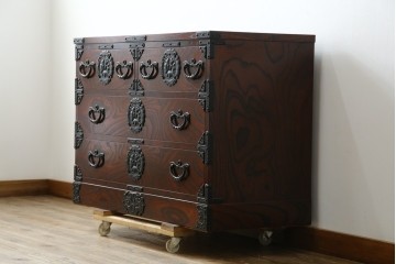 中古　超美品　岩谷堂箪笥　欅(ケヤキ)材　漆塗り　うねる木目が美しい牡丹紋金具の衣装箪笥　(R-087477)