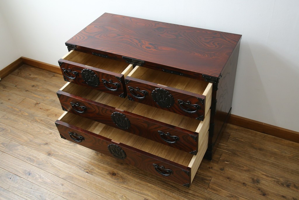 中古　超美品　岩谷堂箪笥　欅(ケヤキ)材　漆塗り　うねる木目が美しい牡丹紋金具の衣装箪笥　(R-087477)