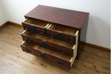 中古　超美品　岩谷堂箪笥　欅(ケヤキ)材　漆塗り　うねる木目が美しい牡丹紋金具の衣装箪笥　(R-087477)