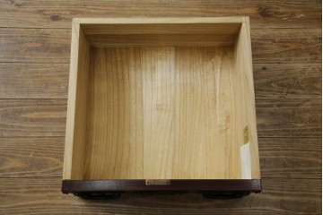 中古　超美品　岩谷堂箪笥　欅(ケヤキ)材　漆塗り　うねる木目が美しい牡丹紋金具の衣装箪笥　(R-087477)