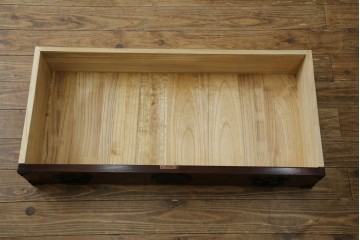 中古　超美品　岩谷堂箪笥　欅(ケヤキ)材　漆塗り　うねる木目が美しい牡丹紋金具の衣装箪笥　(R-087477)