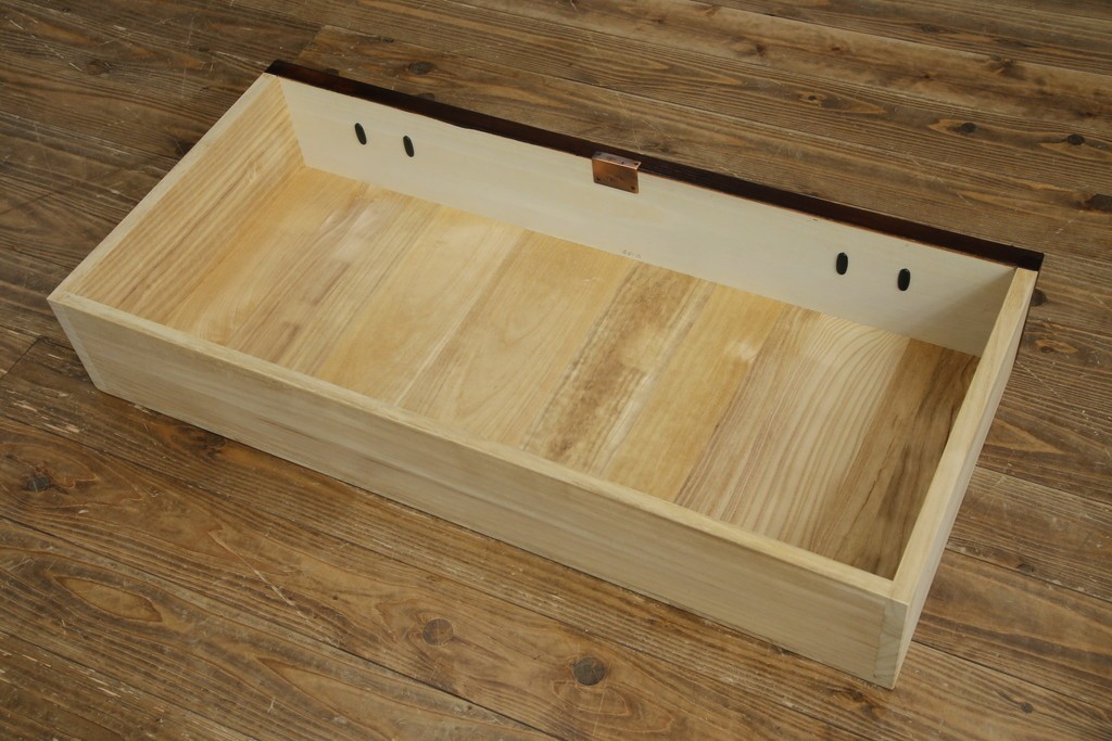 中古　超美品　岩谷堂箪笥　欅(ケヤキ)材　漆塗り　うねる木目が美しい牡丹紋金具の衣装箪笥　(R-087477)