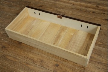 中古　超美品　岩谷堂箪笥　欅(ケヤキ)材　漆塗り　うねる木目が美しい牡丹紋金具の衣装箪笥　(R-087477)