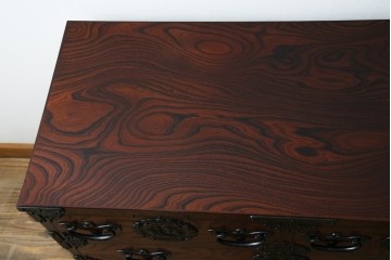 中古　超美品　岩谷堂箪笥　欅(ケヤキ)材　漆塗り　うねる木目が美しい牡丹紋金具の衣装箪笥　(R-087477)