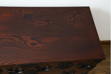 中古　超美品　岩谷堂箪笥　欅(ケヤキ)材　漆塗り　うねる木目が美しい牡丹紋金具の衣装箪笥　(R-087477)