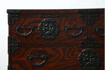 中古　超美品　岩谷堂箪笥　欅(ケヤキ)材　漆塗り　うねる木目が美しい牡丹紋金具の衣装箪笥　(R-087477)