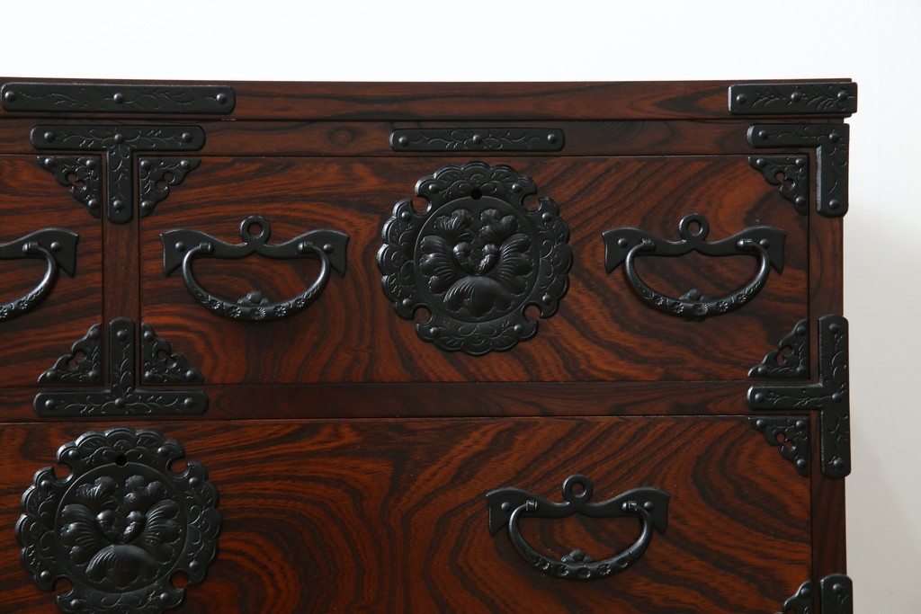 中古　超美品　岩谷堂箪笥　欅(ケヤキ)材　漆塗り　うねる木目が美しい牡丹紋金具の衣装箪笥　(R-087477)