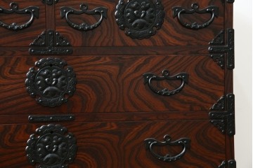 中古　超美品　岩谷堂箪笥　欅(ケヤキ)材　漆塗り　うねる木目が美しい牡丹紋金具の衣装箪笥　(R-087477)