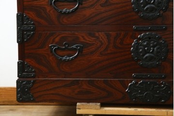 中古　超美品　岩谷堂箪笥　欅(ケヤキ)材　漆塗り　うねる木目が美しい牡丹紋金具の衣装箪笥　(R-087477)