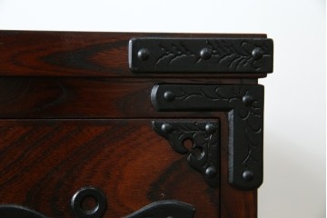 中古　超美品　岩谷堂箪笥　欅(ケヤキ)材　漆塗り　うねる木目が美しい牡丹紋金具の衣装箪笥　(R-087477)