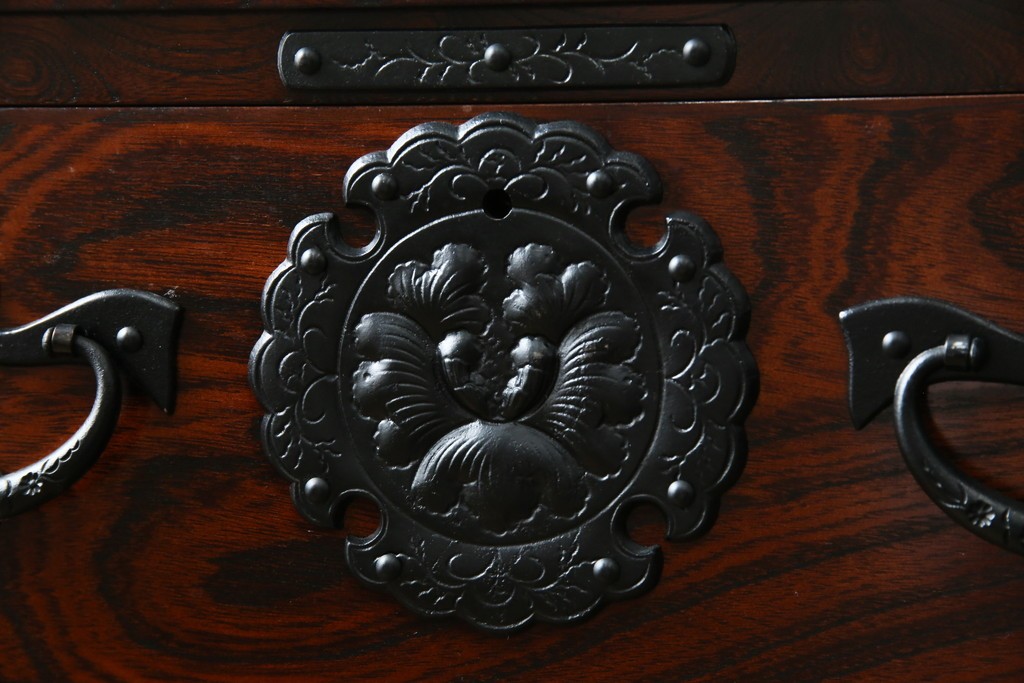 中古　超美品　岩谷堂箪笥　欅(ケヤキ)材　漆塗り　うねる木目が美しい牡丹紋金具の衣装箪笥　(R-087477)