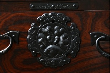 中古　超美品　岩谷堂箪笥　欅(ケヤキ)材　漆塗り　うねる木目が美しい牡丹紋金具の衣装箪笥　(R-087477)
