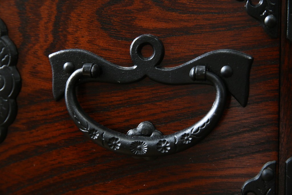 中古　超美品　岩谷堂箪笥　欅(ケヤキ)材　漆塗り　うねる木目が美しい牡丹紋金具の衣装箪笥　(R-087477)