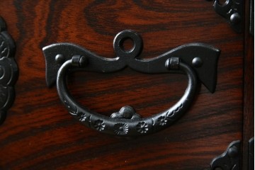 中古　超美品　岩谷堂箪笥　欅(ケヤキ)材　漆塗り　うねる木目が美しい牡丹紋金具の衣装箪笥　(R-087477)