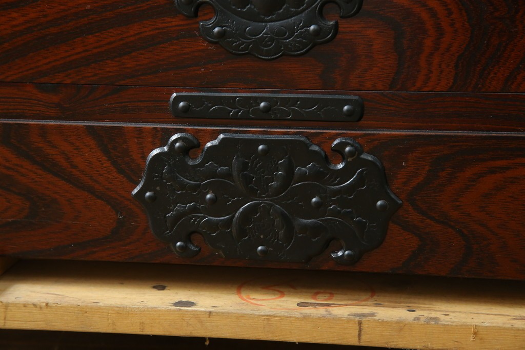 中古　超美品　岩谷堂箪笥　欅(ケヤキ)材　漆塗り　うねる木目が美しい牡丹紋金具の衣装箪笥　(R-087477)