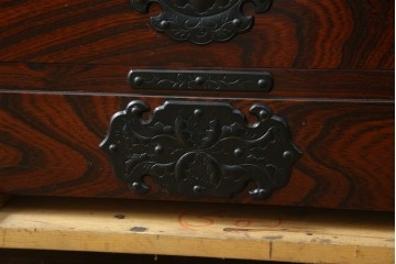 中古　超美品　岩谷堂箪笥　欅(ケヤキ)材　漆塗り　うねる木目が美しい牡丹紋金具の衣装箪笥　(R-087477)