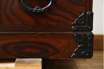 中古　超美品　岩谷堂箪笥　欅(ケヤキ)材　漆塗り　うねる木目が美しい牡丹紋金具の衣装箪笥　(R-087477)