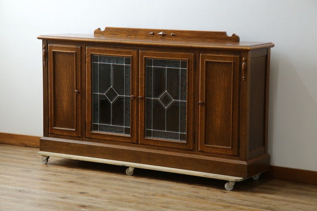 中古　美品　三越家具(現カントリーハウス)　Brugge(ブルージュ)　素材の美しさが引き立つステンドグラス入りのサイドボード　(R-087478)