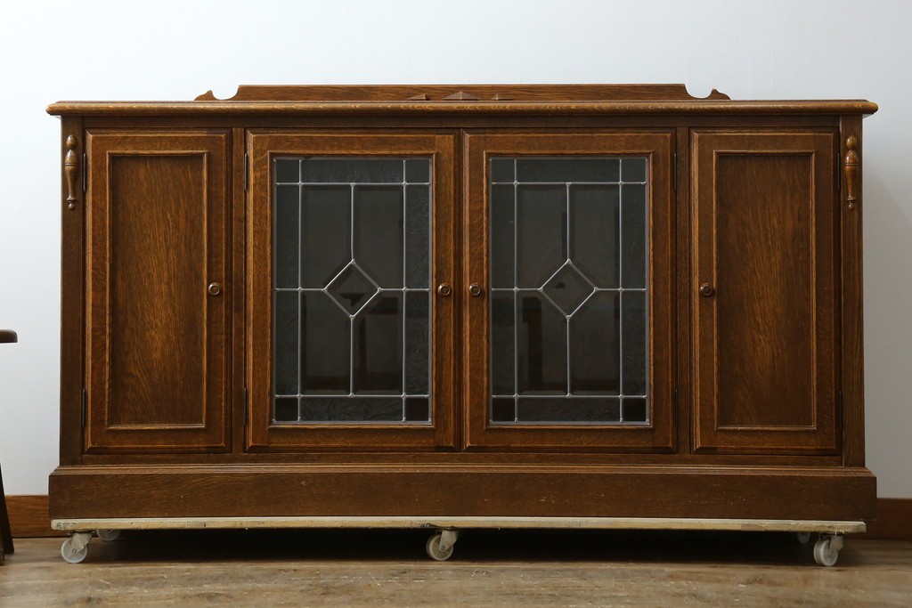 中古　美品　三越家具(現カントリーハウス)　Brugge(ブルージュ)　素材の美しさが引き立つステンドグラス入りのサイドボード　(R-087478)