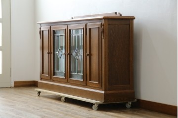 中古　美品　三越家具(現カントリーハウス)　Brugge(ブルージュ)　素材の美しさが引き立つステンドグラス入りのサイドボード　(R-087478)