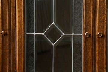 中古　美品　三越家具(現カントリーハウス)　Brugge(ブルージュ)　素材の美しさが引き立つステンドグラス入りのサイドボード　(R-087478)